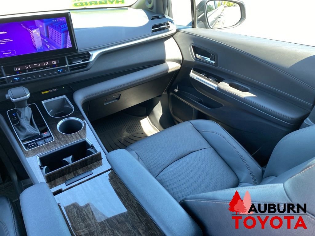 Used 2025 Toyota Sienna Platinum AWD/4WD image 31
