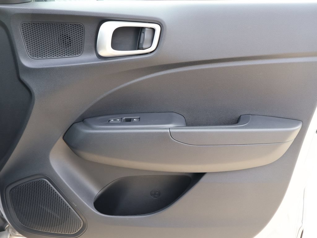 Used 2025 Hyundai Venue SEL FWD image 7