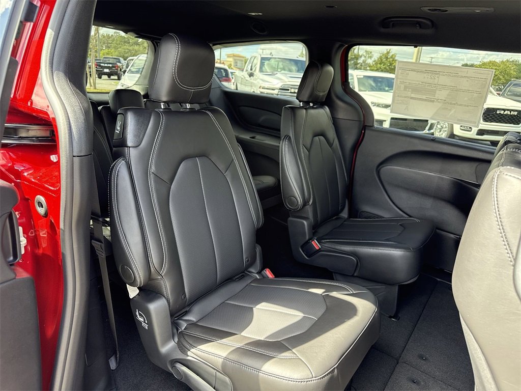 New 2026 Chrysler Pacifica Select image 24