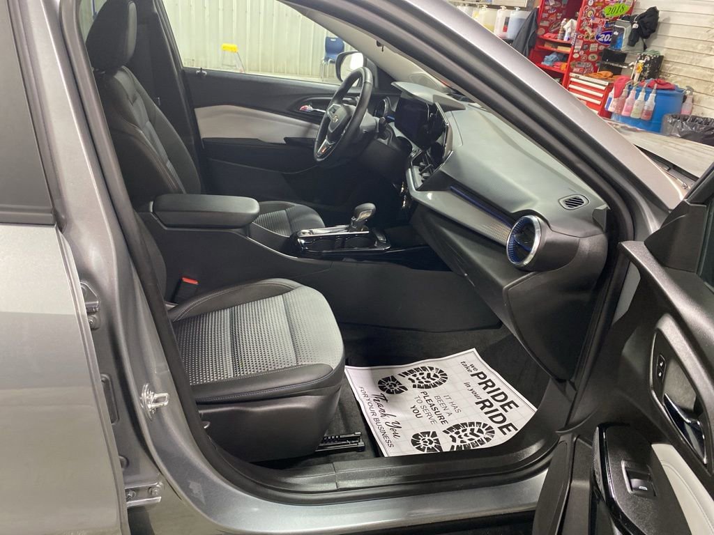 Certified 2025 Chevrolet Trax LT w/ LT Convenience Package image 11