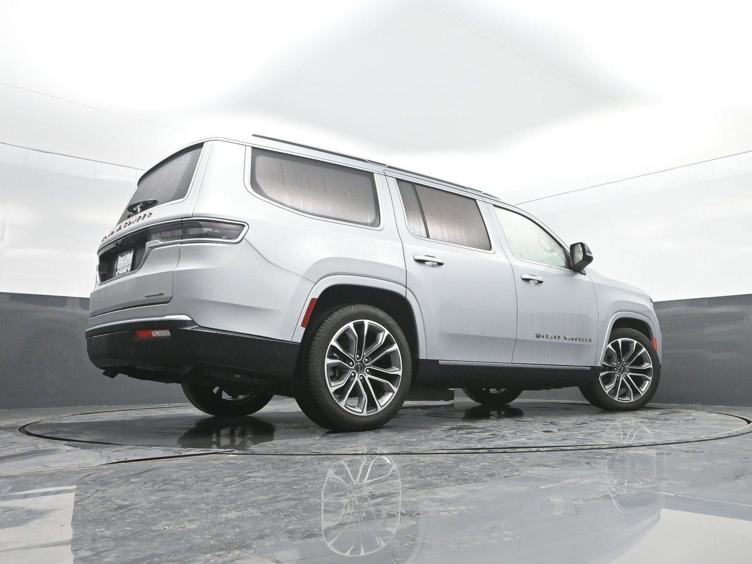 Used 2024 Jeep Grand Wagoneer Series III image 39