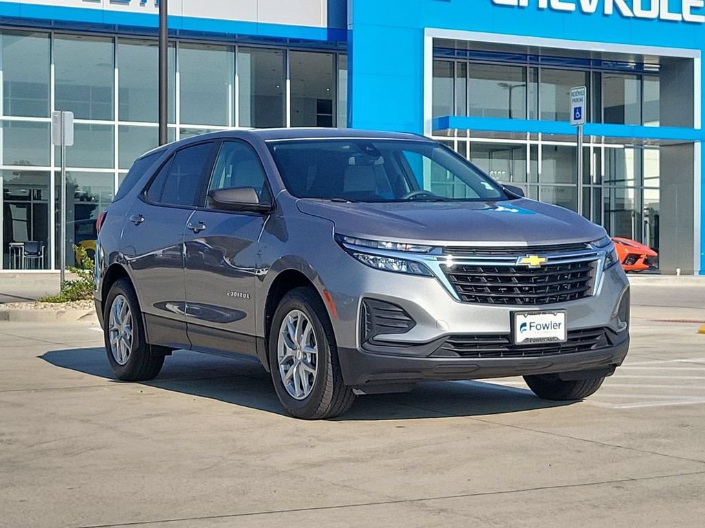 Used 2023 Chevrolet Equinox LS w/ LS Convenience Package AWD/4WD image 2