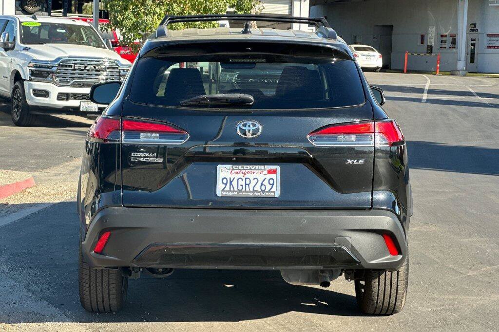 Used 2023 Toyota Corolla Cross XLE w/ Convenience Package FWD image 5