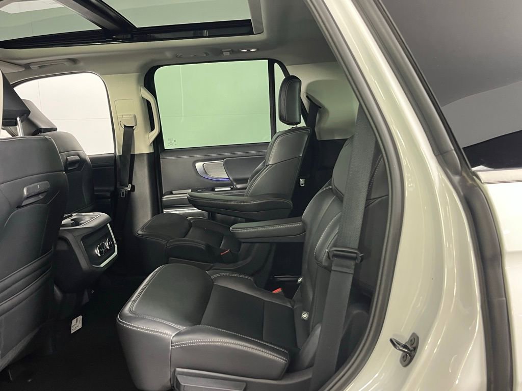 Used 2025 Ford Expedition Platinum image 28