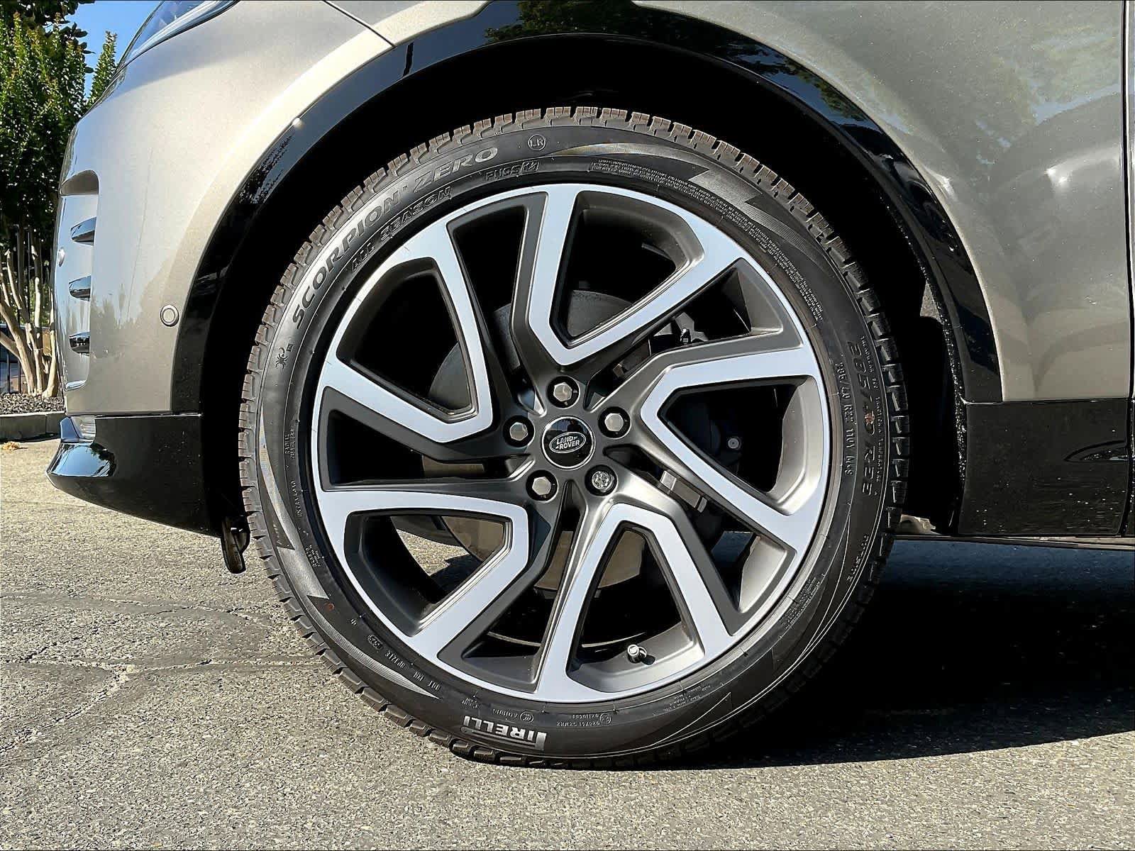New 2025 Land Rover Discovery Dynamic SE image 14