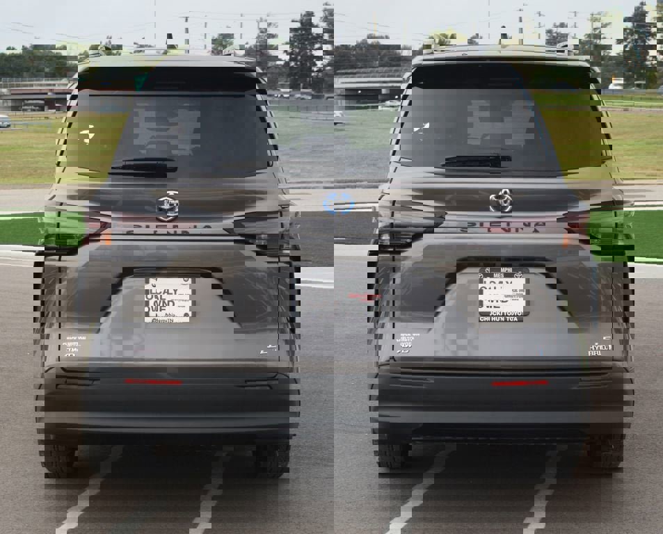 Used 2024 Toyota Sienna LE image 3