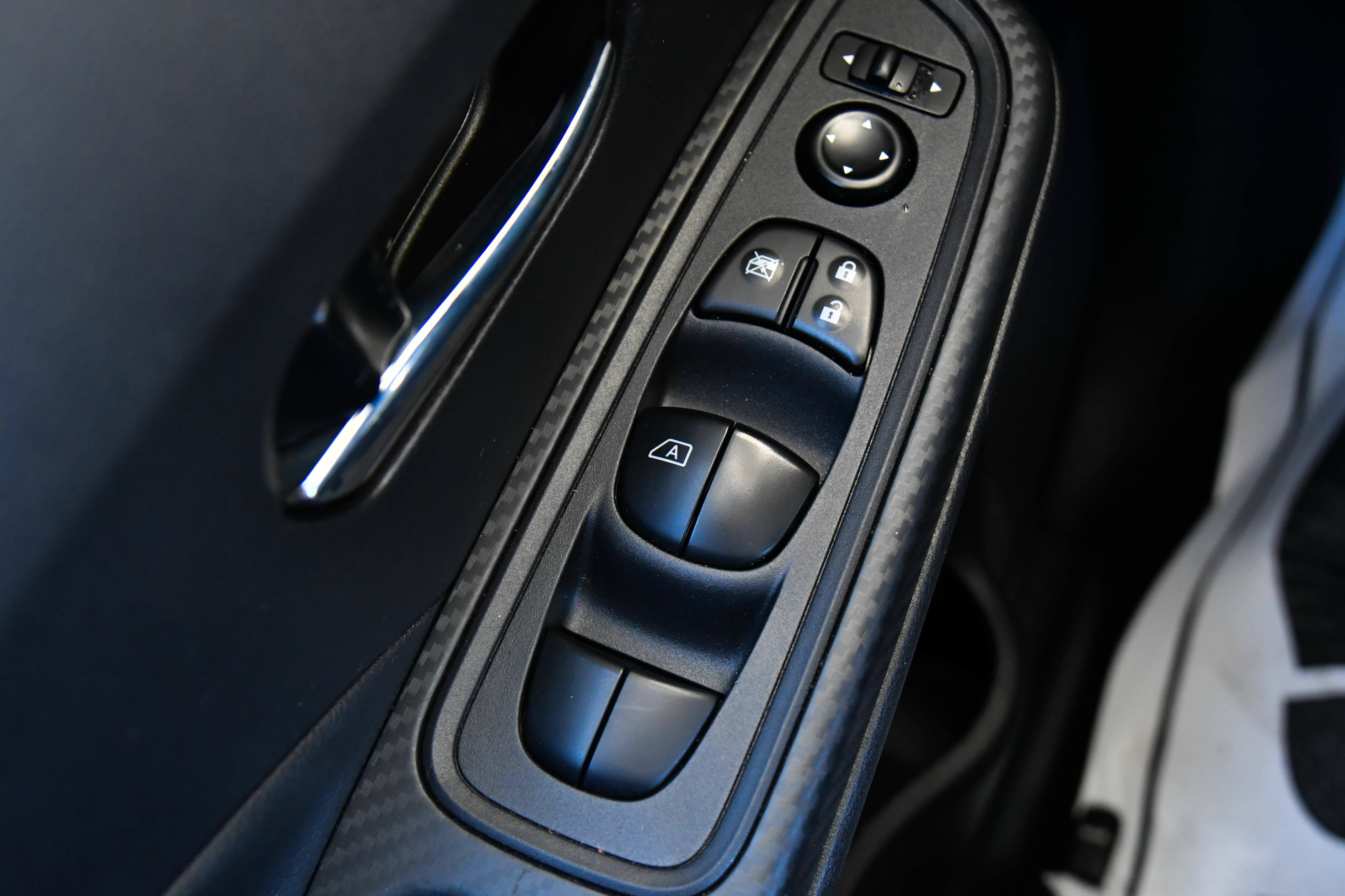 Used 2025 Nissan Versa SV FWD image 29