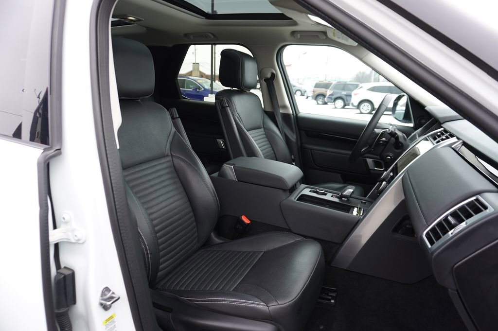 Used 2024 Land Rover Discovery S image 28