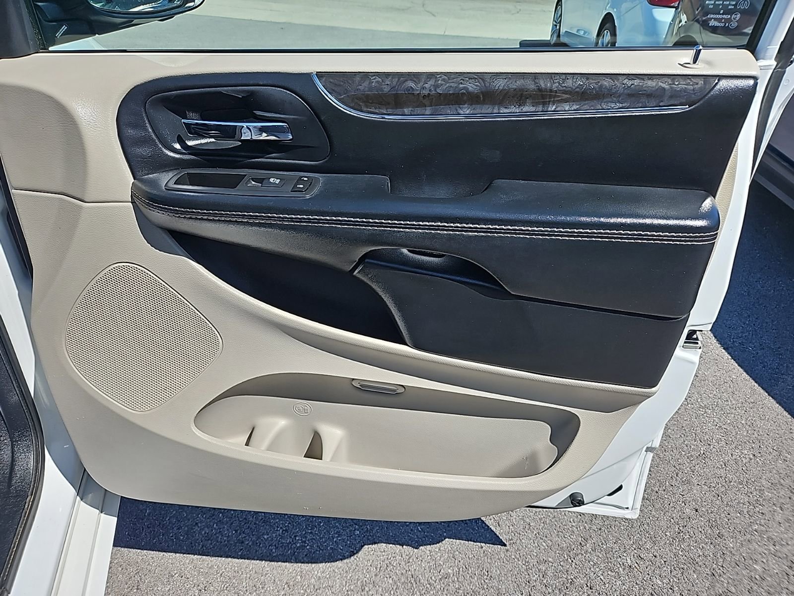 Used 2016 Chrysler Town & Country Touring FWD image 23