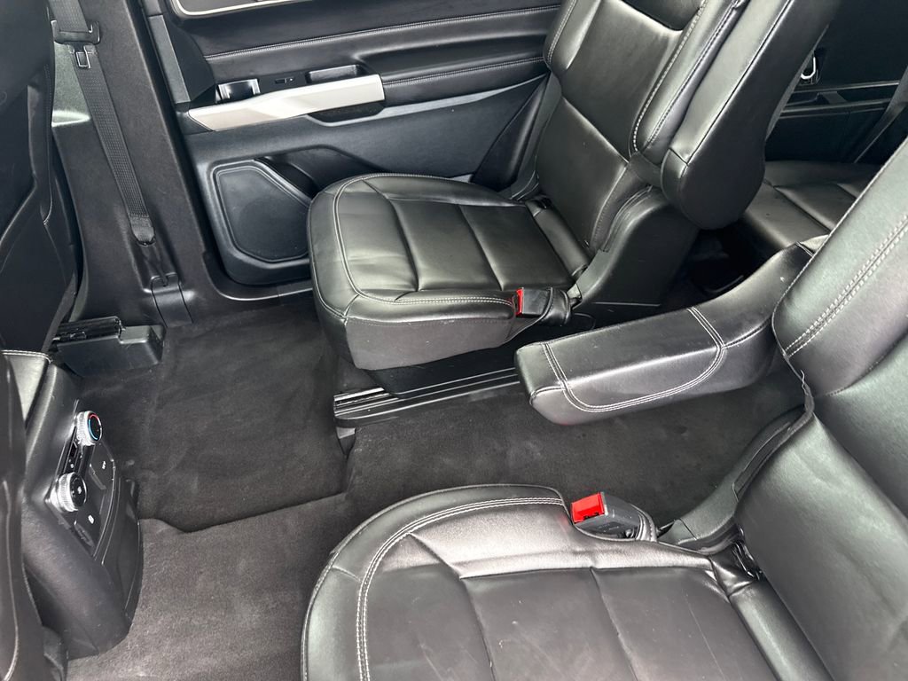Used 2023 Ford Explorer XLT w/ Equipment Group 202A AWD/4WD image 18