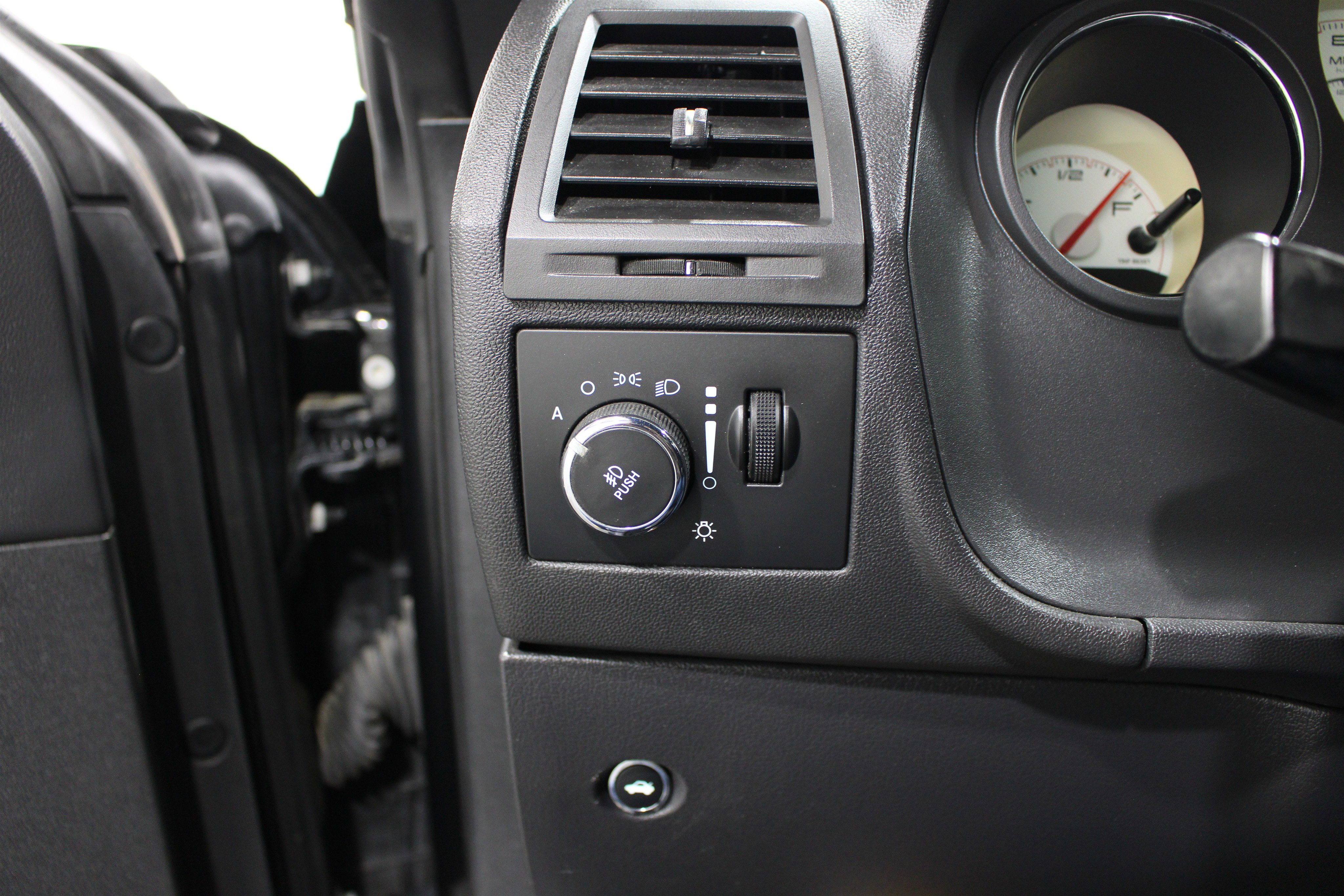 Used 2014 Dodge Challenger R/T RWD image 7