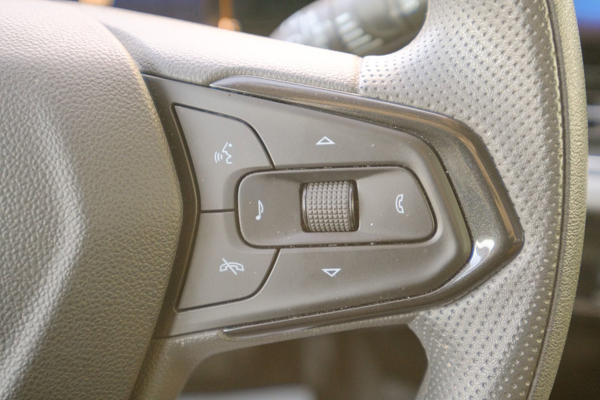 Used 2025 Chevrolet Trax LT image 34