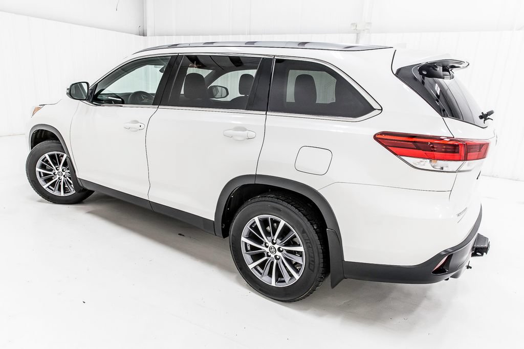 Used 2019 Toyota Highlander XLE AWD/4WD image 4