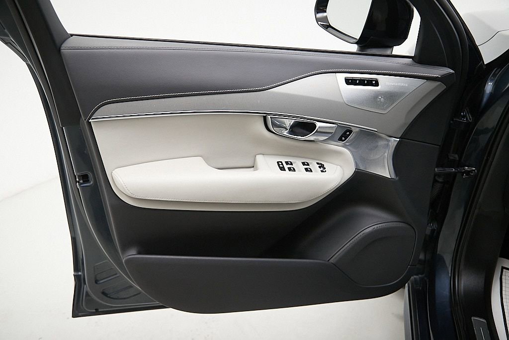 Used 2022 Volvo XC90 T8 R-Design image 11