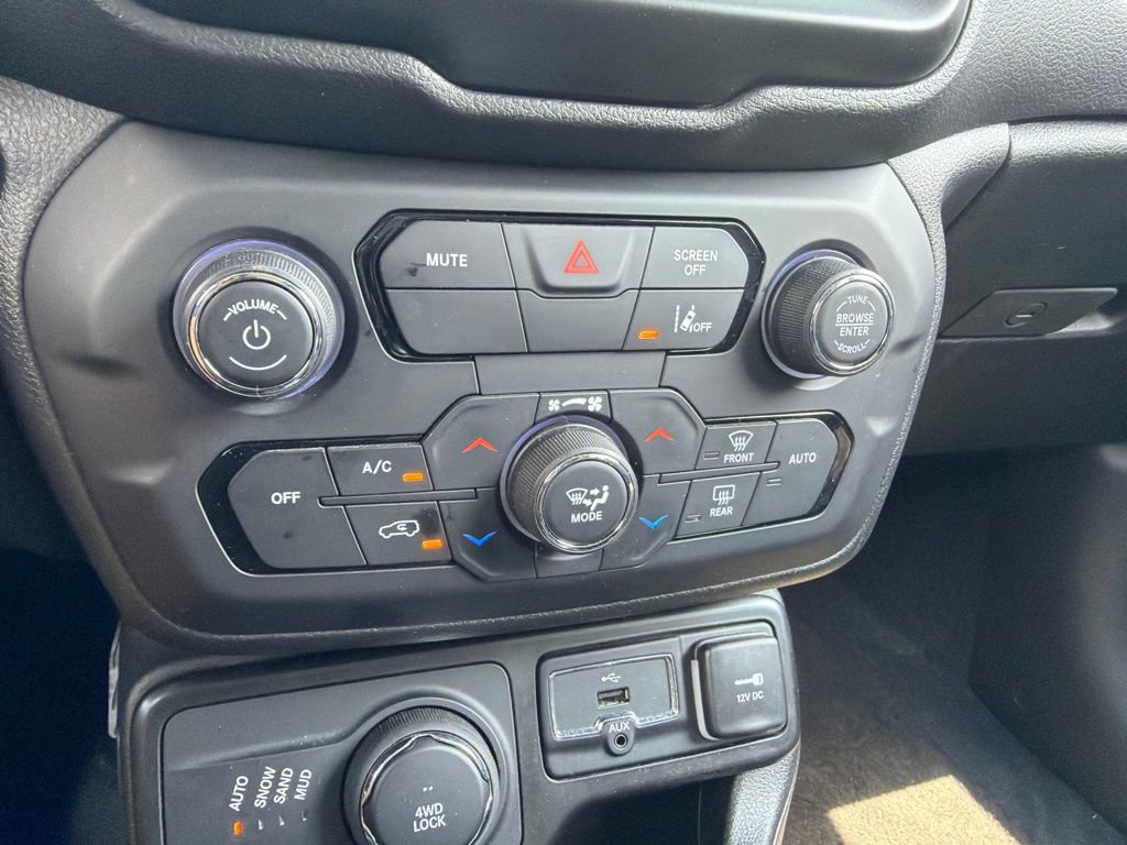 Used 2023 Jeep Renegade Latitude AWD/4WD image 12
