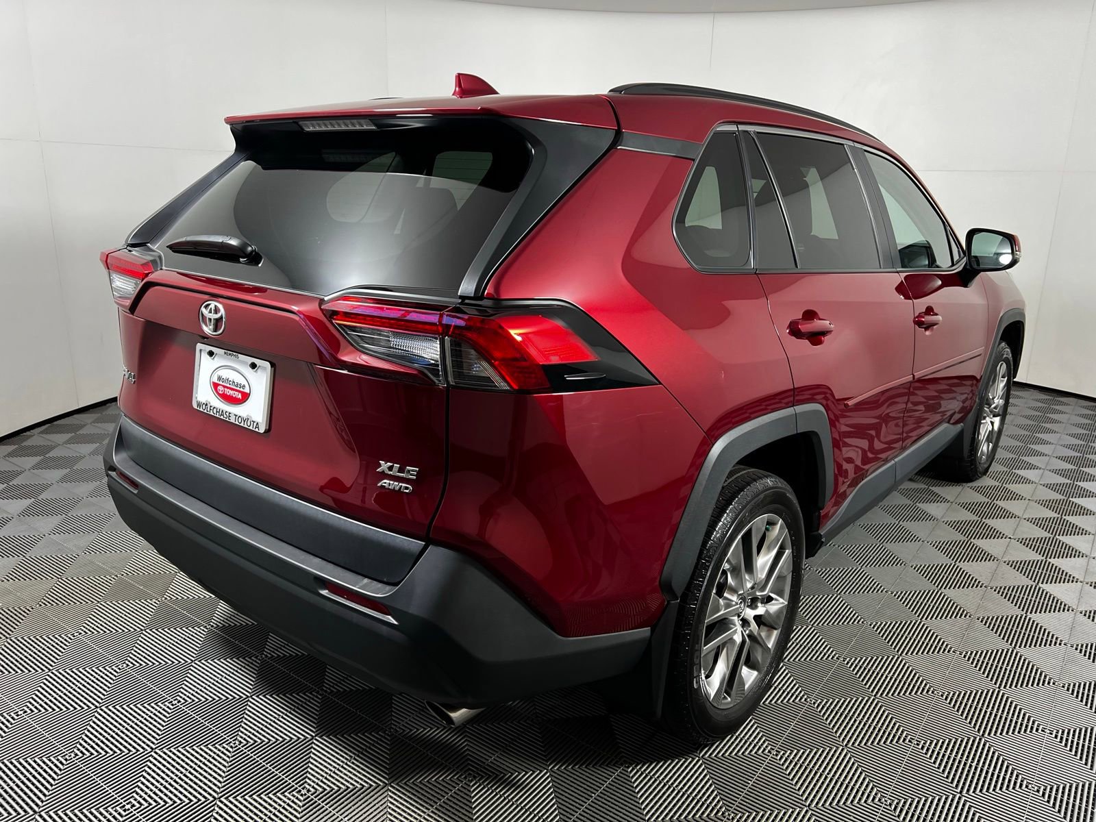 Used 2020 Toyota RAV4 XLE Premium image 5