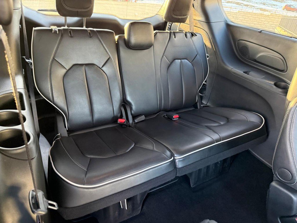 Used 2025 Chrysler Pacifica Limited image 13