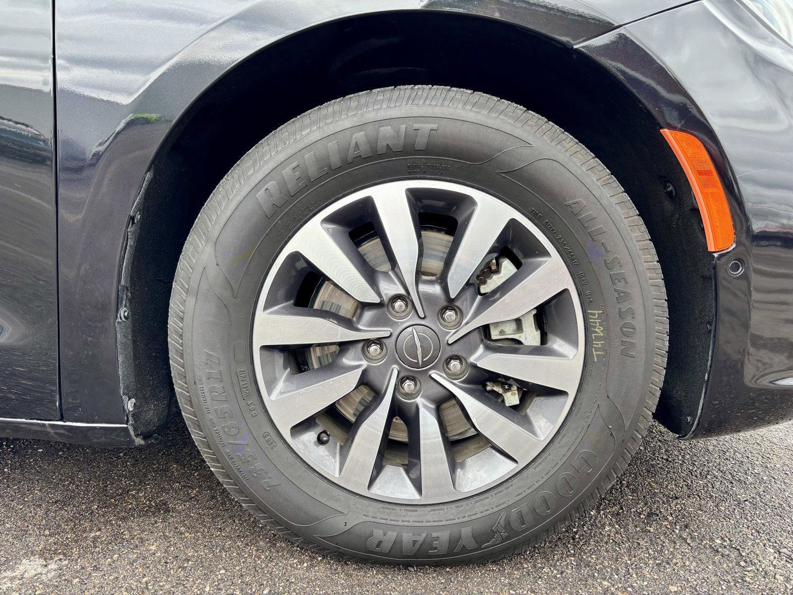 Used 2021 Chrysler Pacifica Touring-L image 17