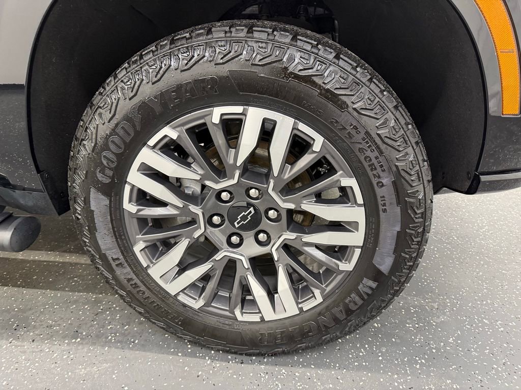 Used 2025 Chevrolet Suburban Z71 image 21