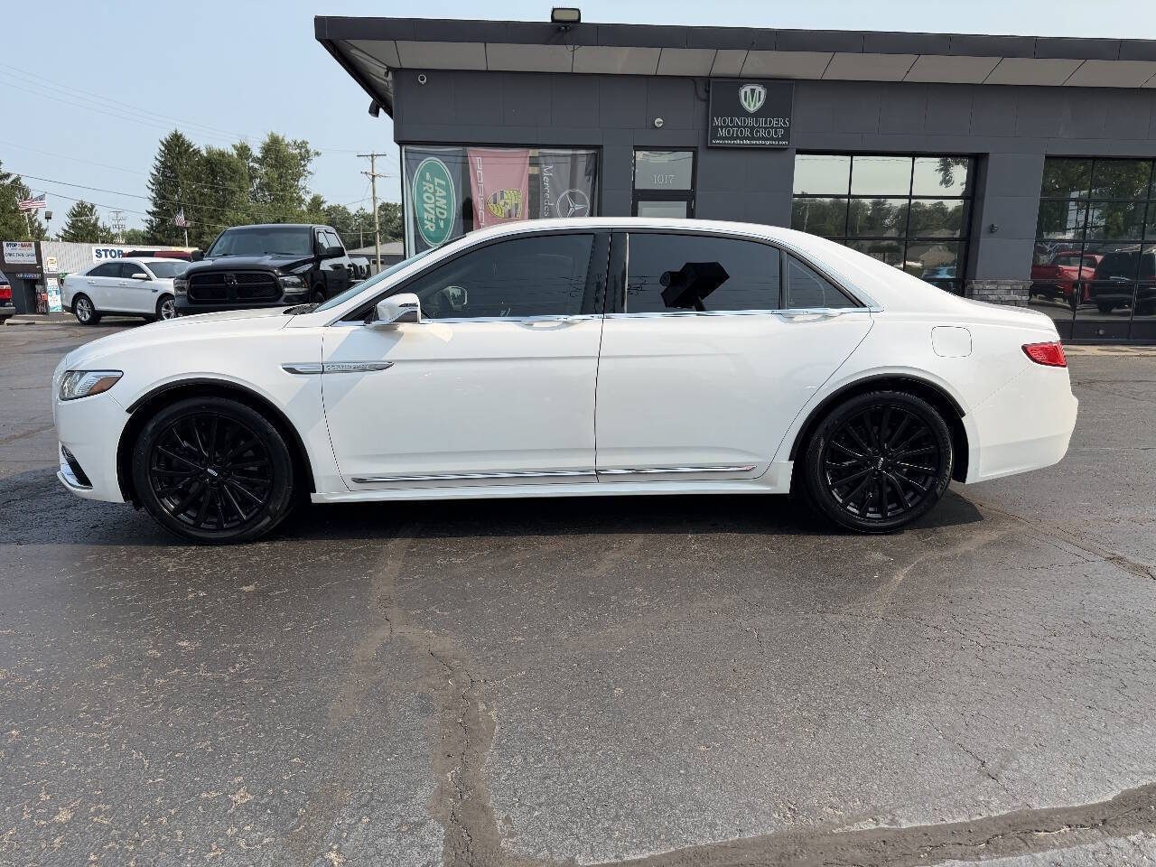 Used 2017 Lincoln Continental Select w/ Climate Package FWD image 3