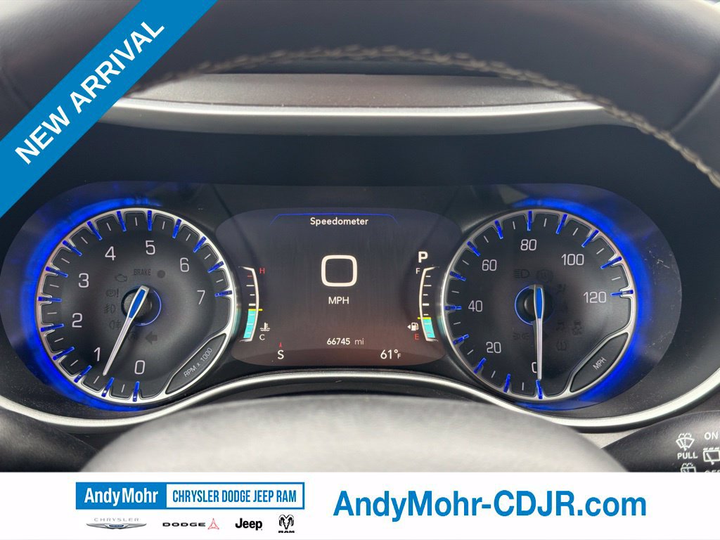 Used 2024 Chrysler Pacifica Touring-L FWD image 9