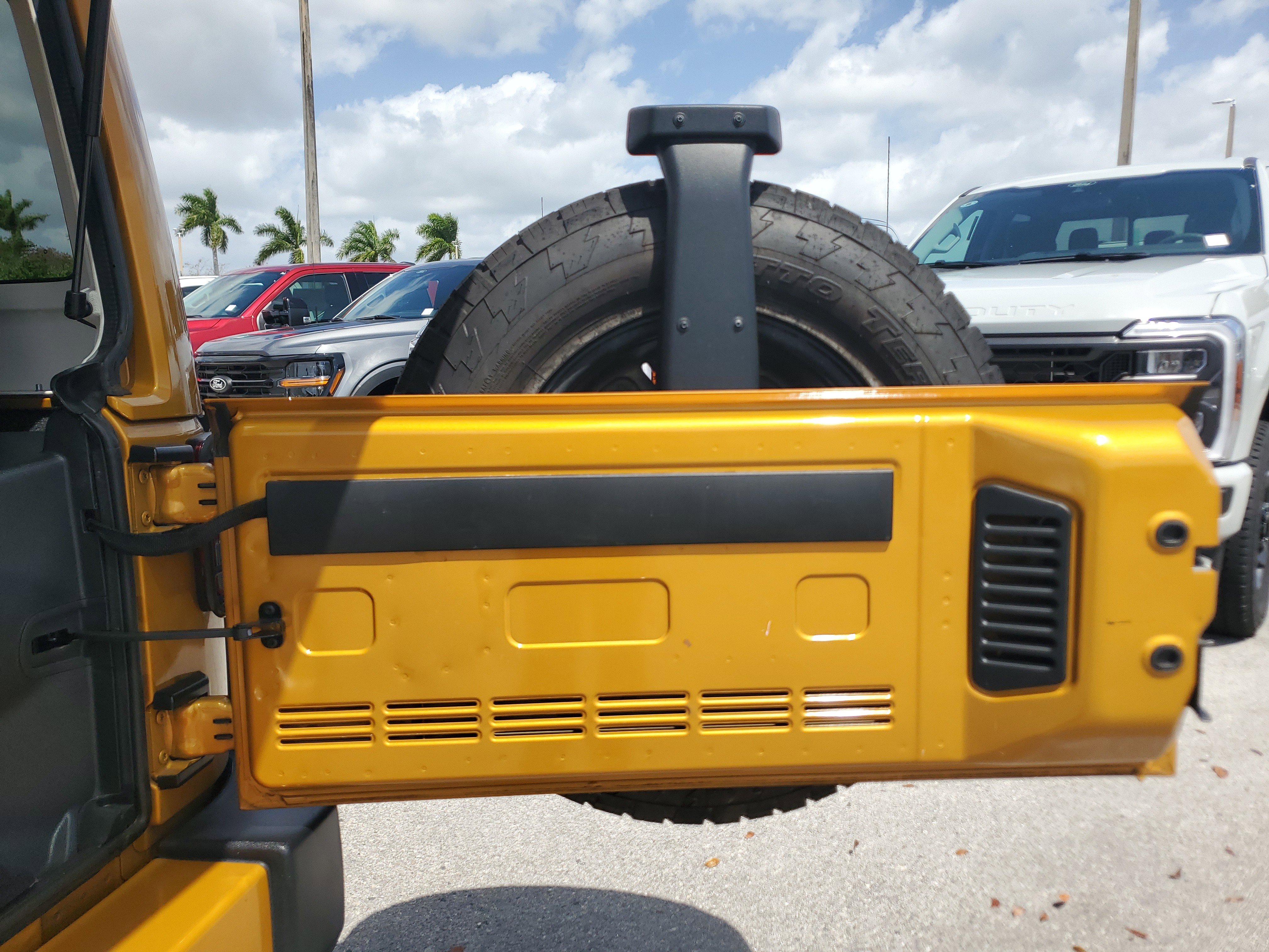 Used 2014 Jeep Wrangler Unlimited Sahara w/ Connectivity Group image 12