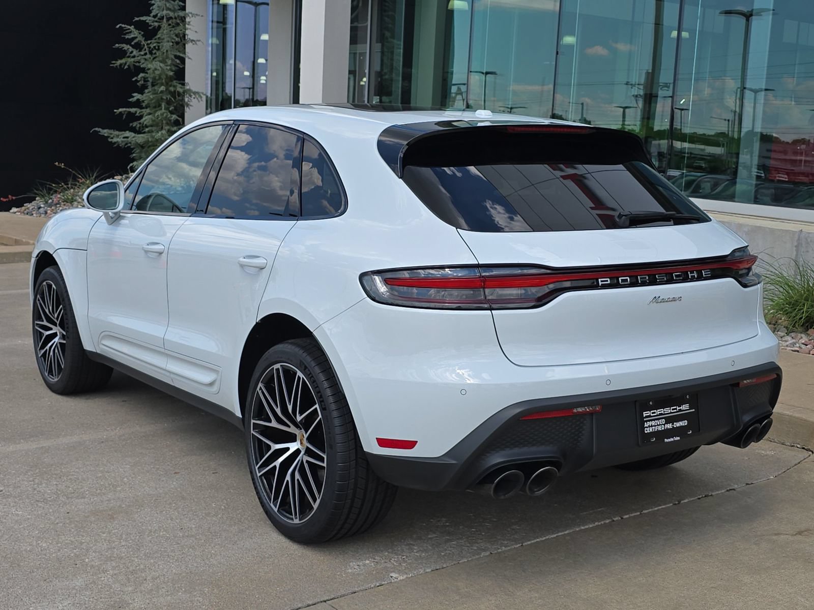 Certified 2022 Porsche Macan AWD/4WD image 3