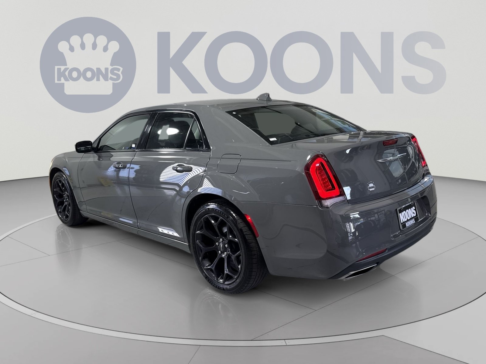 Used 2019 Chrysler 300 Touring w/ Sport Appearance Package RWD image 8