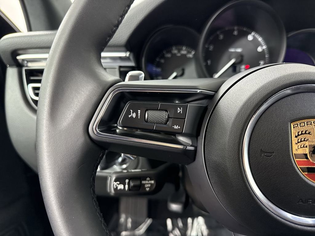 Certified 2025 Porsche Macan image 38