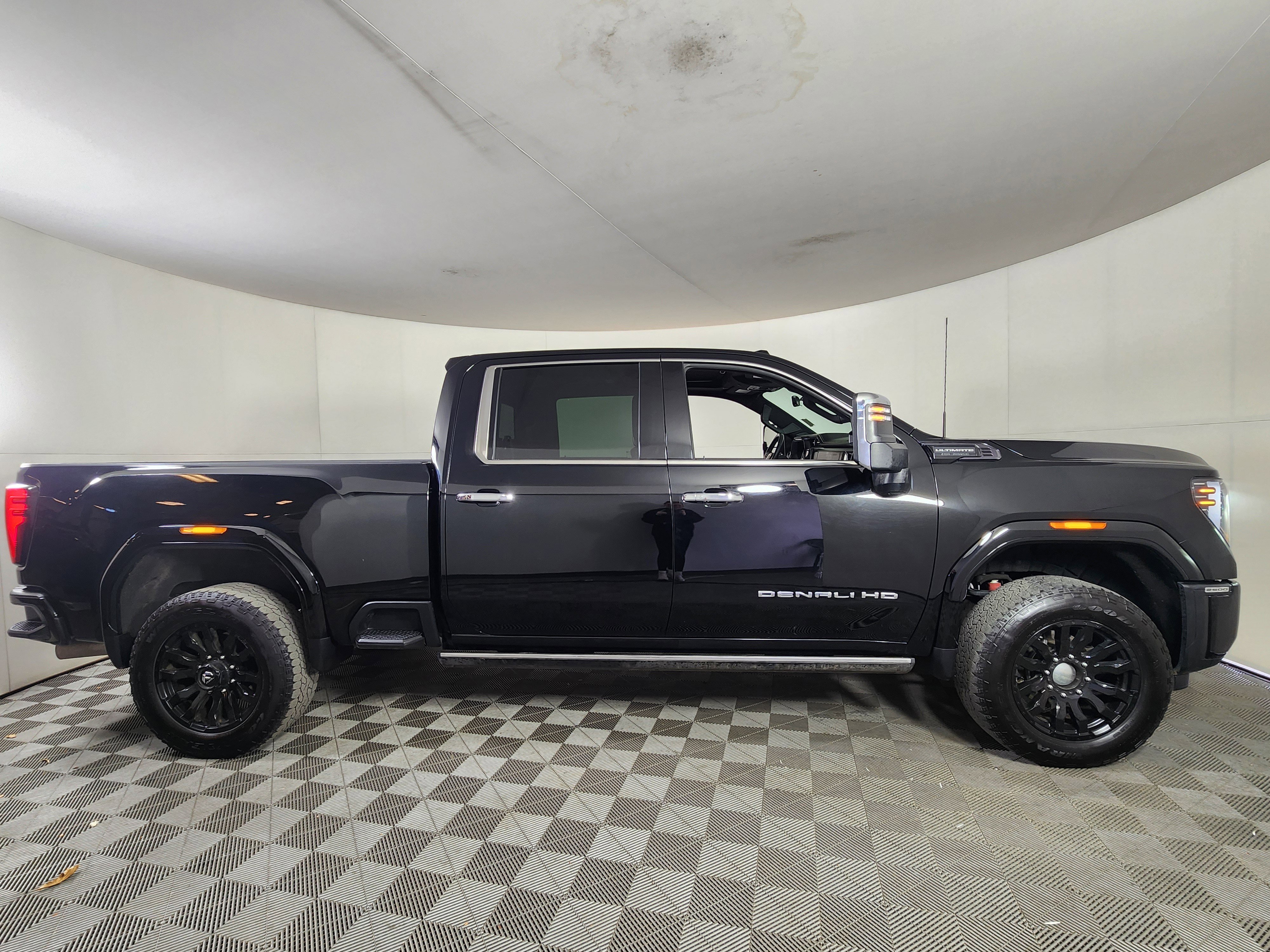 Used 2025 GMC Sierra 2500 Denali Ultimate image 8