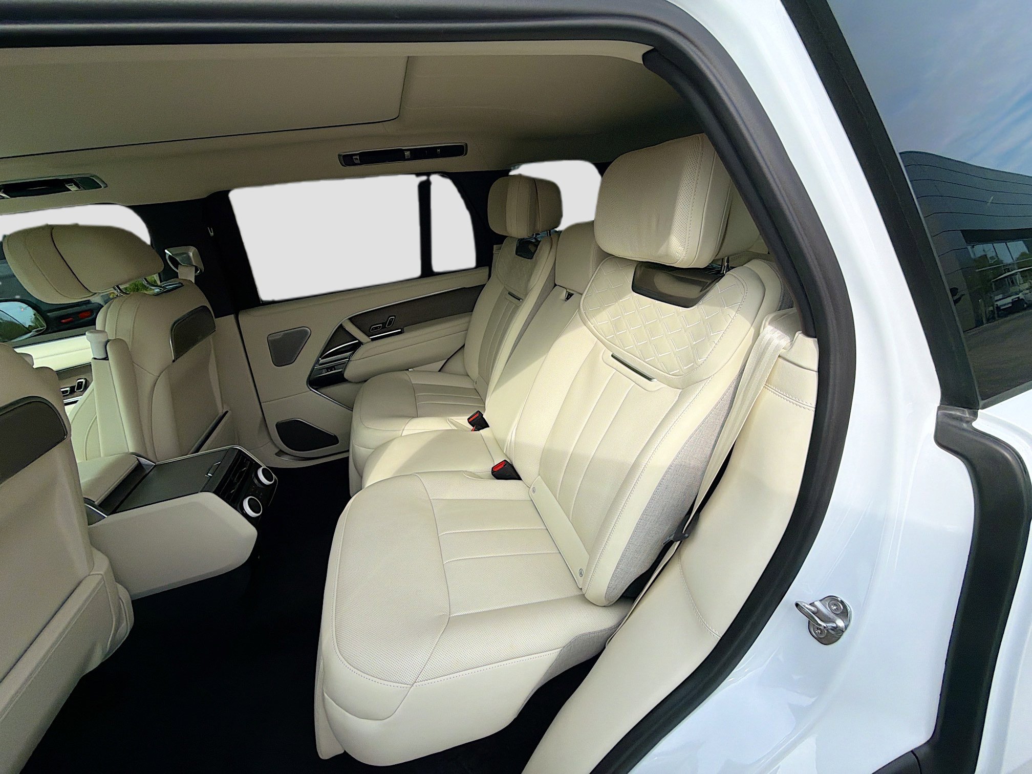 Used 2025 Land Rover Range Rover SV image 22