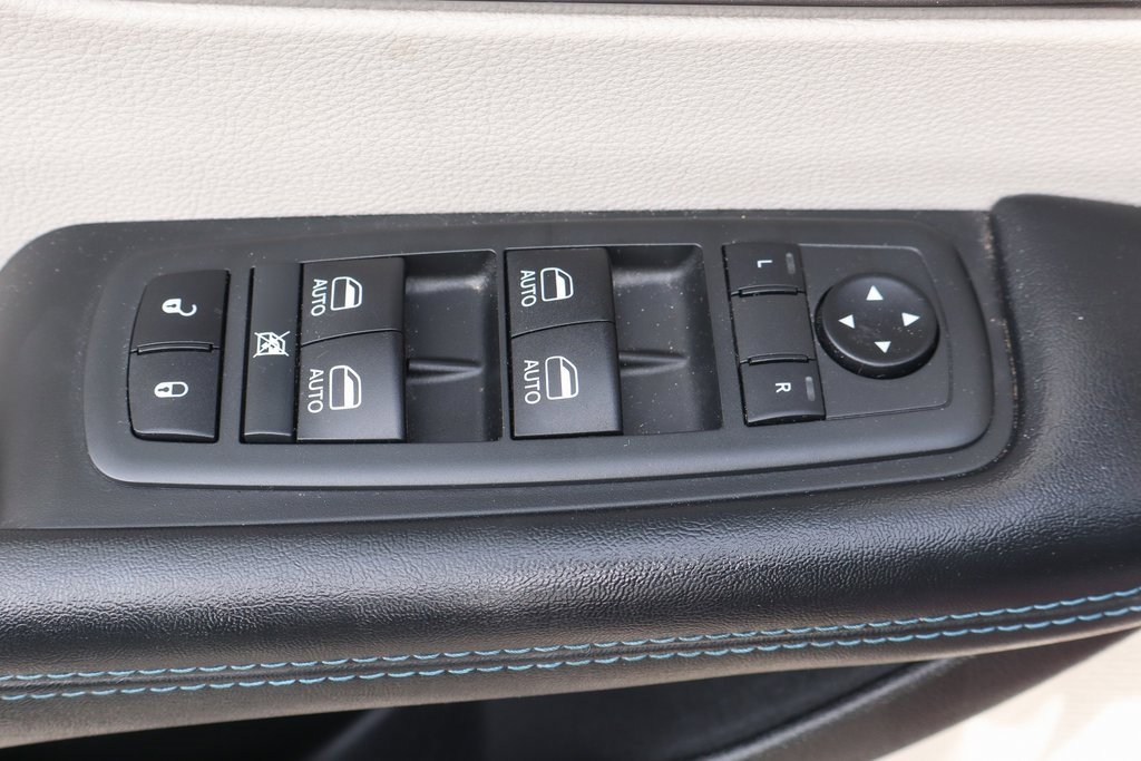 Used 2021 Chrysler Pacifica Touring-L w/ Uconnect Theater Family Group image 16