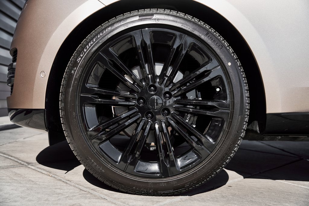 Used 2026 Land Rover Range Rover Long Wheelbase SE image 3