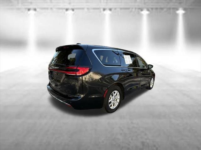 Certified 2023 Chrysler Pacifica Touring-L FWD image 7