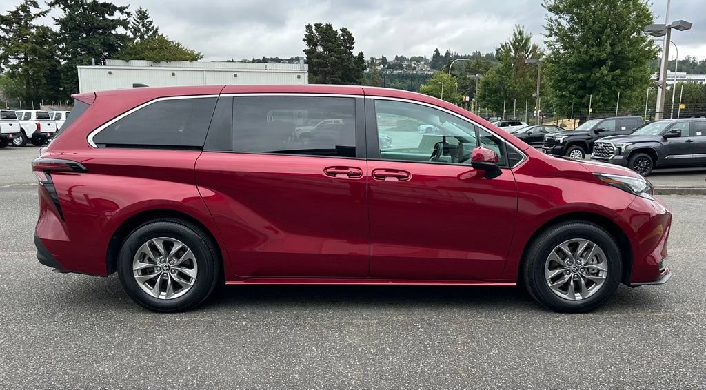 Certified 2024 Toyota Sienna LE AWD/4WD image 4