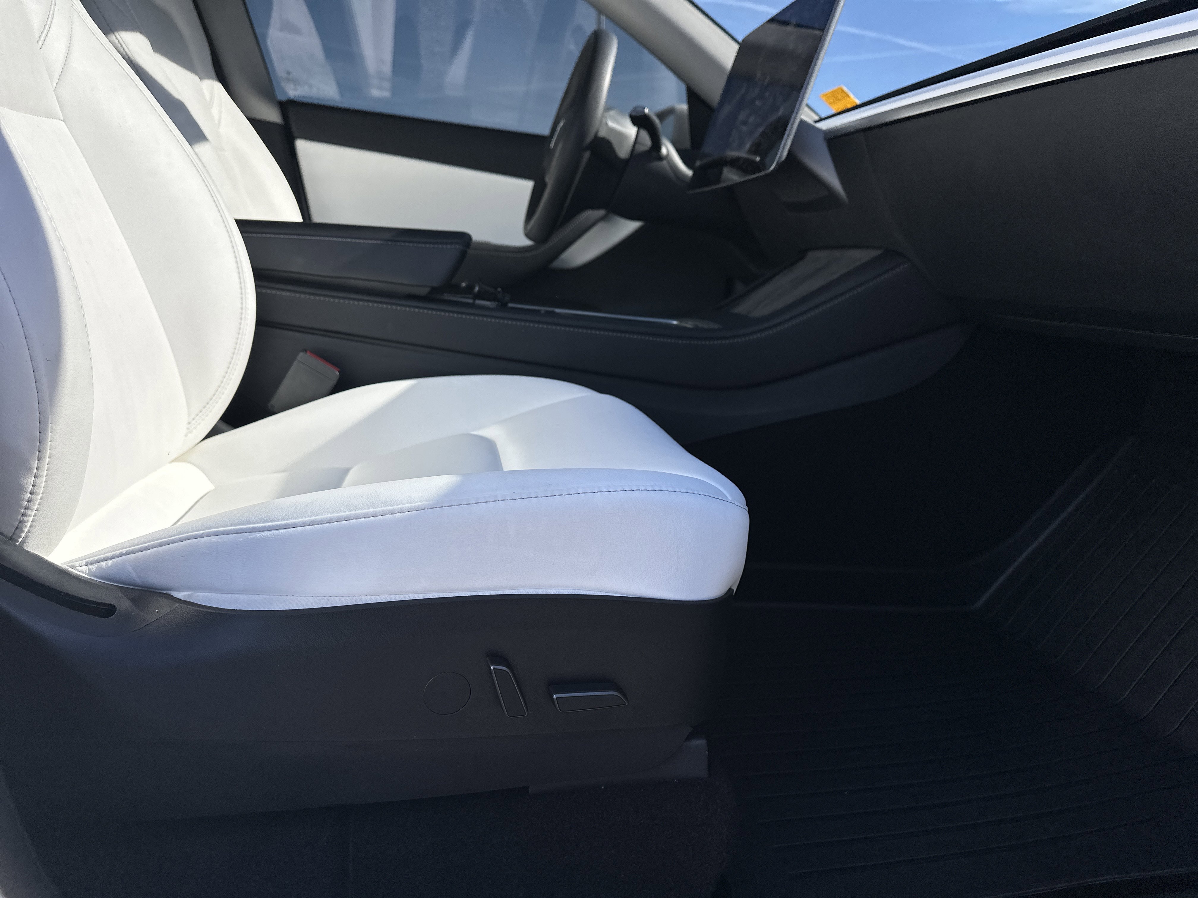 Used 2022 Tesla Model Y Long Range image 15