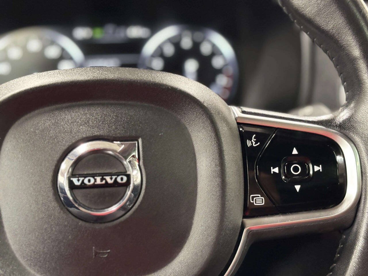 Used 2016 Volvo XC90 T6 Momentum w/ Momentum Plus Package AWD/4WD image 37