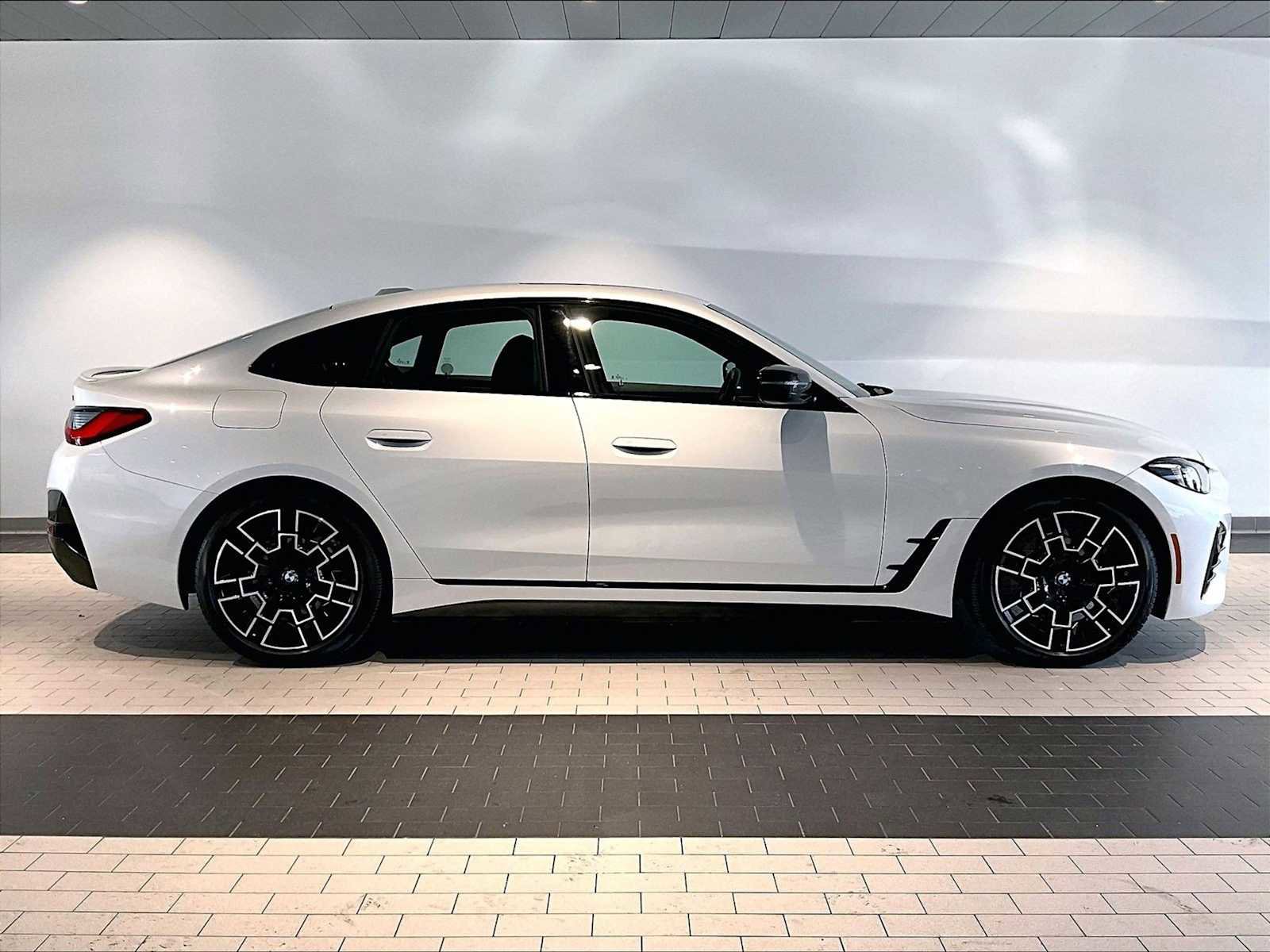 Used 2025 BMW 430i xDrive w/ M Sport Package image 11