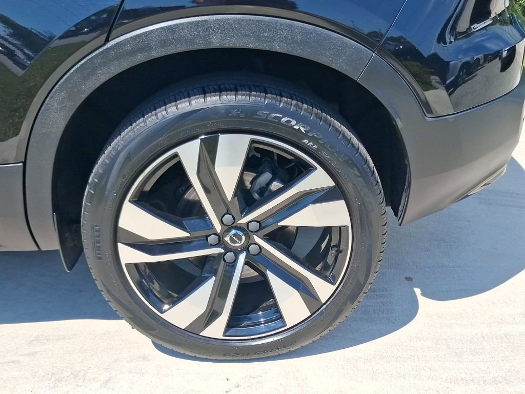 Used 2023 Volvo XC40 B5 Plus w/ Climate Package image 4