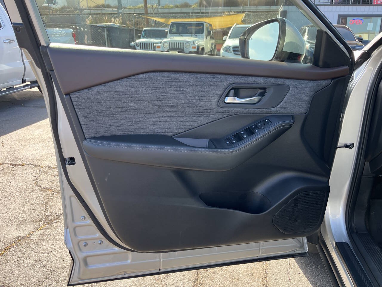 Used 2023 Nissan Rogue SV FWD image 13