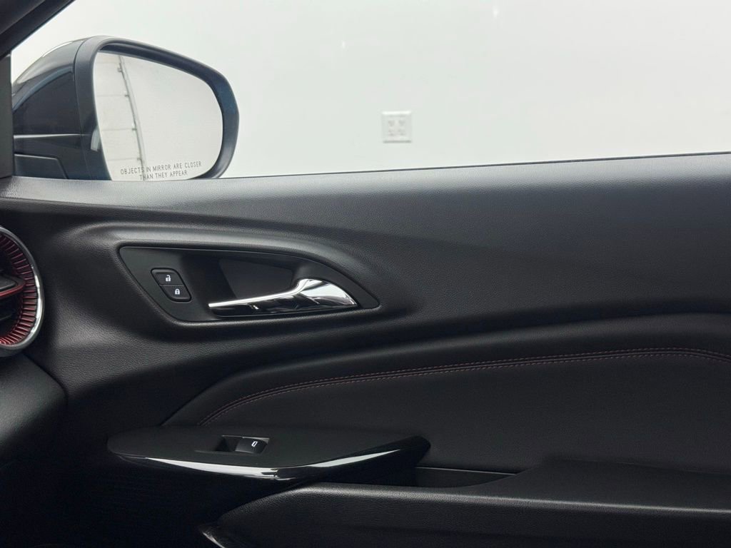 Used 2025 Chevrolet Trax RS FWD image 38