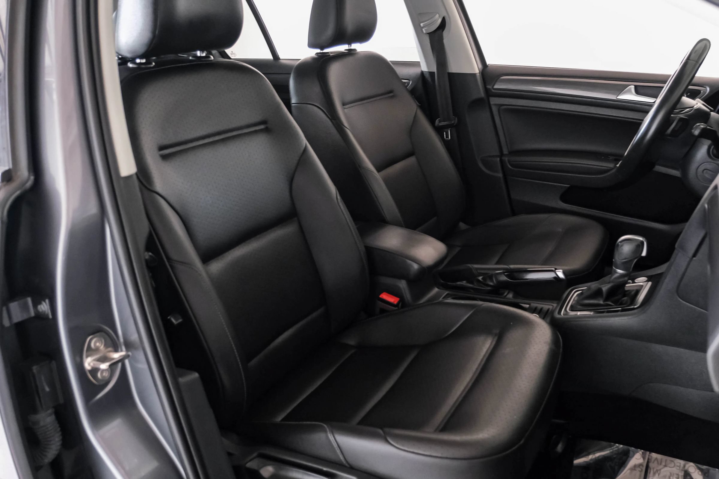 Used 2019 Volkswagen Golf SE FWD image 31