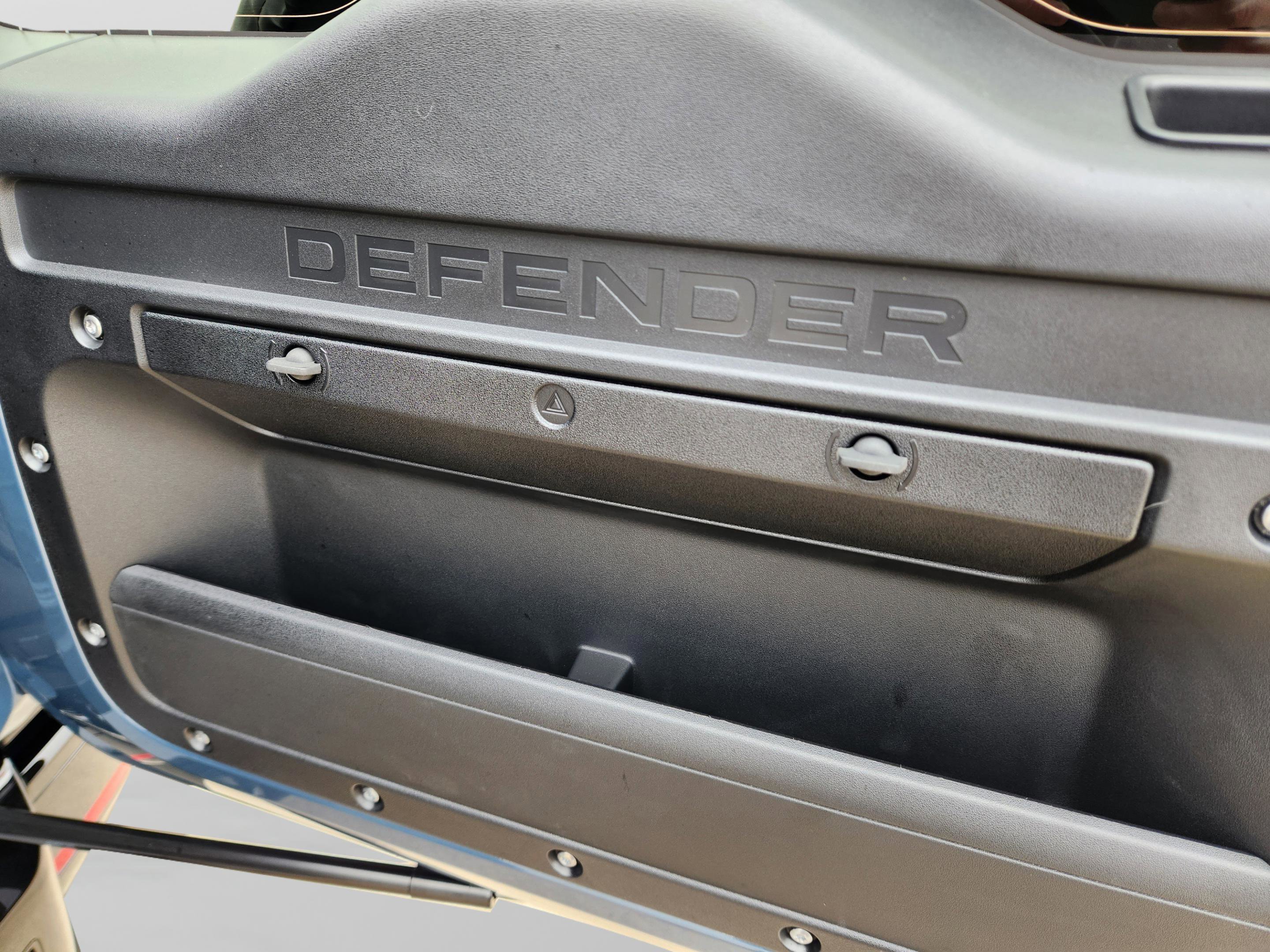 Certified 2025 Land Rover Defender 110 X-Dynamic SE image 30