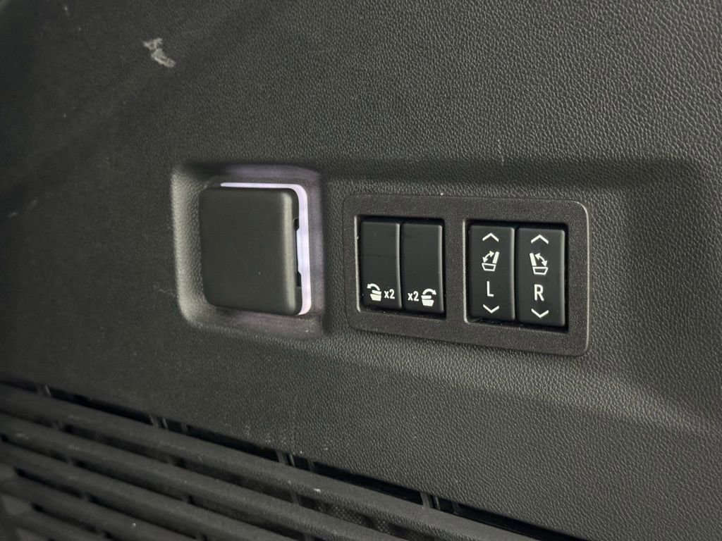 Used 2023 GMC Yukon Denali Ultimate AWD/4WD image 13