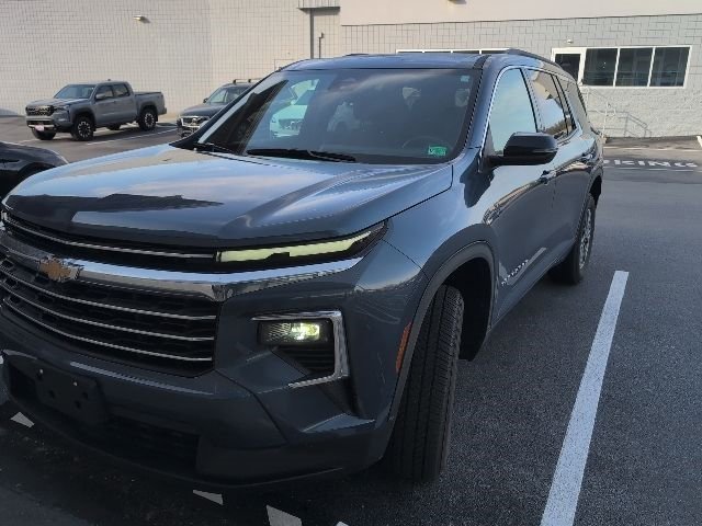 Used 2025 Chevrolet Traverse LT image 1