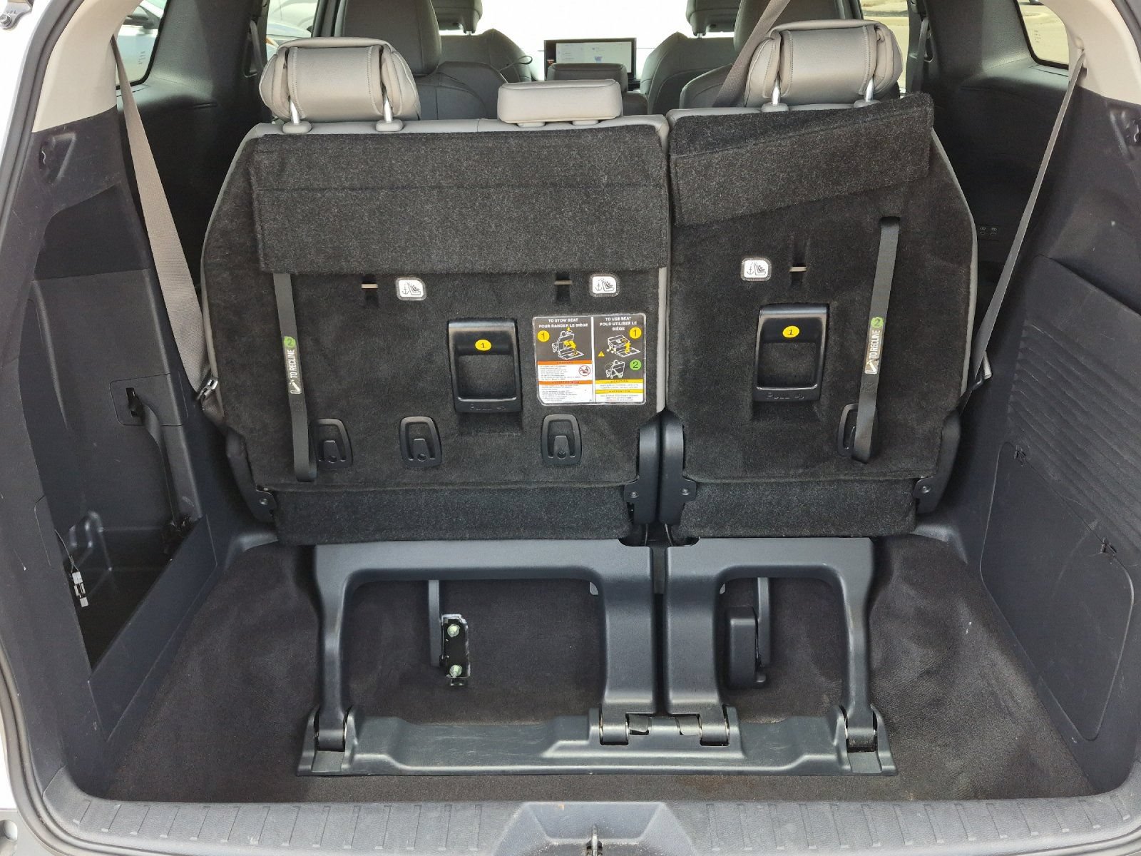 Used 2025 Toyota Sienna XLE FWD image 15