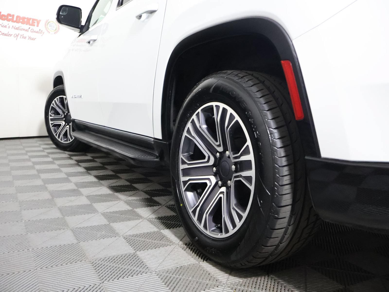 Used 2023 Jeep Wagoneer L Series II AWD/4WD image 9
