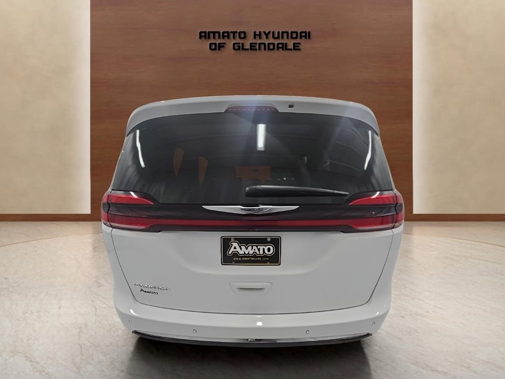 Used 2024 Chrysler Pacifica Touring-L image 5