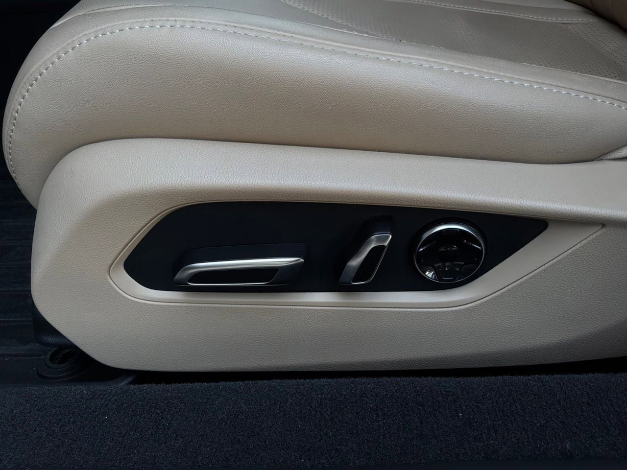 Used 2025 Acura TLX w/ Technology Package FWD image 9