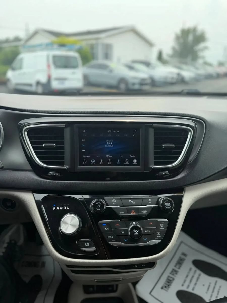 Used 2020 Chrysler Pacifica Touring-L FWD image 15